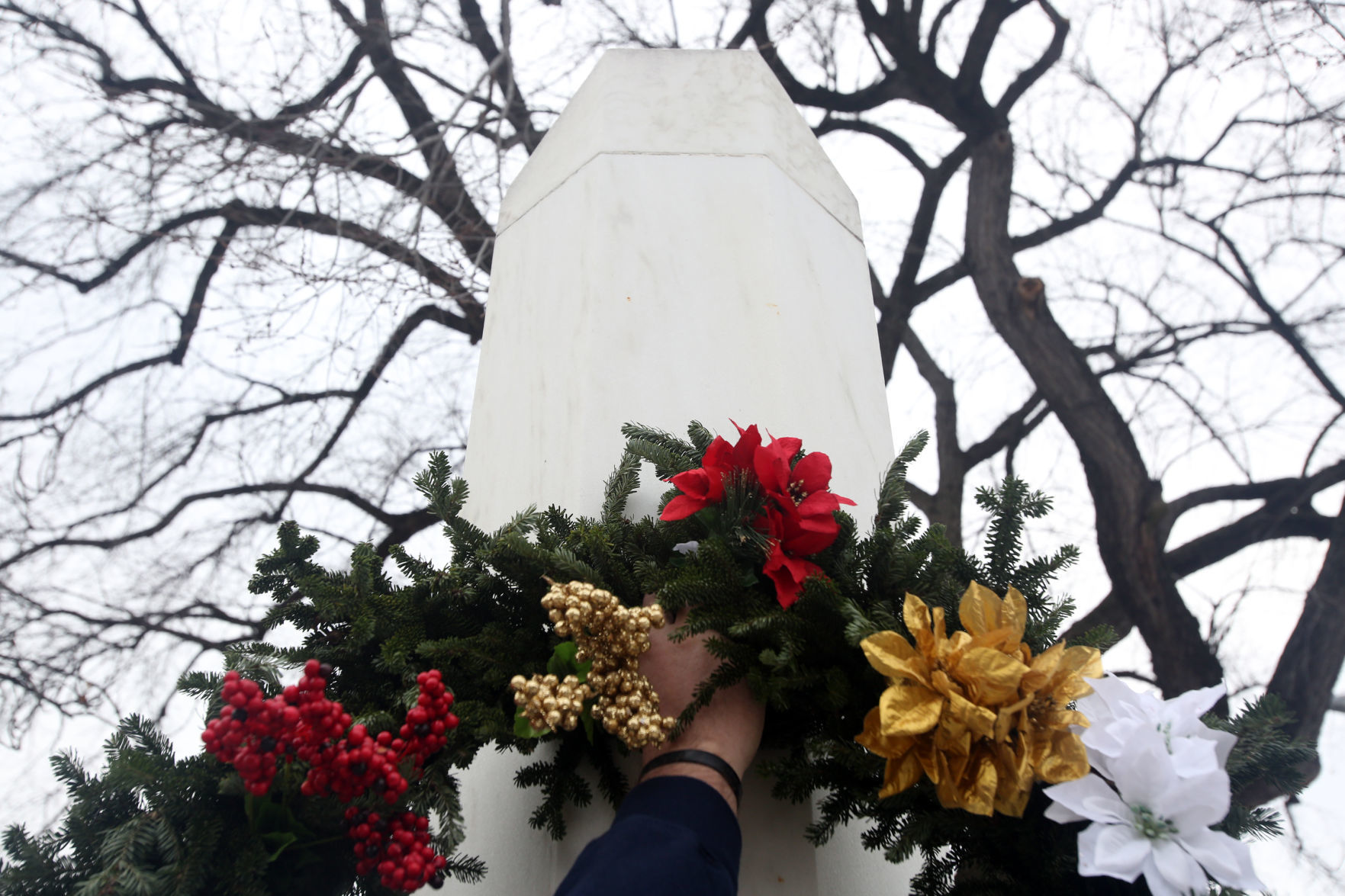 hr warmemorialwreathsGAL 112919 p05